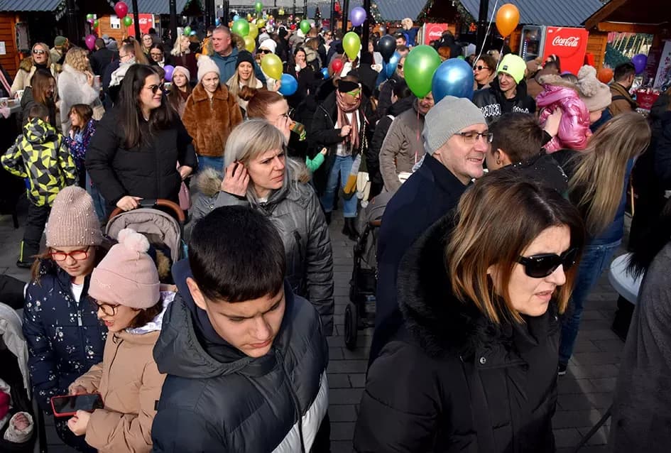 SPEKTAKL U VELIKOJ: Tisuće ljudi uz Luku Nižetića, klizalište i balone želja proslavilo „Popodnevnu Novu godinu“