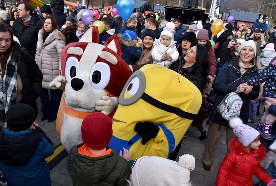 SPEKTAKL U VELIKOJ: Tisuće ljudi uz Luku Nižetića, klizalište i balone želja proslavilo „Popodnevnu Novu godinu“