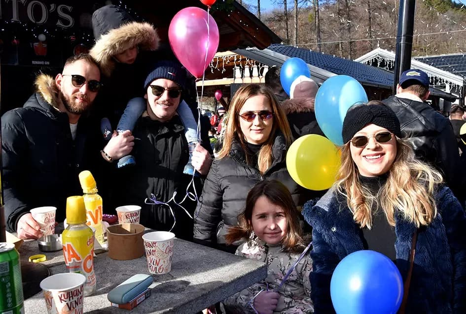 SPEKTAKL U VELIKOJ: Tisuće ljudi uz Luku Nižetića, klizalište i balone želja proslavilo „Popodnevnu Novu godinu“