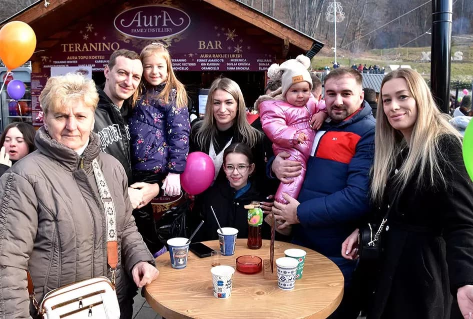 SPEKTAKL U VELIKOJ: Tisuće ljudi uz Luku Nižetića, klizalište i balone želja proslavilo „Popodnevnu Novu godinu“