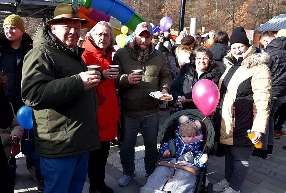 SPEKTAKL U VELIKOJ: Tisuće ljudi uz Luku Nižetića, klizalište i balone želja proslavilo „Popodnevnu Novu godinu“