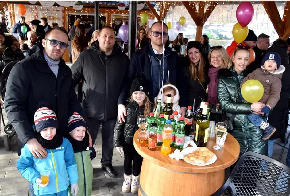SPEKTAKL U VELIKOJ: Tisuće ljudi uz Luku Nižetića, klizalište i balone želja proslavilo „Popodnevnu Novu godinu“