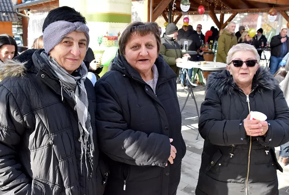 SPEKTAKL U VELIKOJ: Tisuće ljudi uz Luku Nižetića, klizalište i balone želja proslavilo „Popodnevnu Novu godinu“