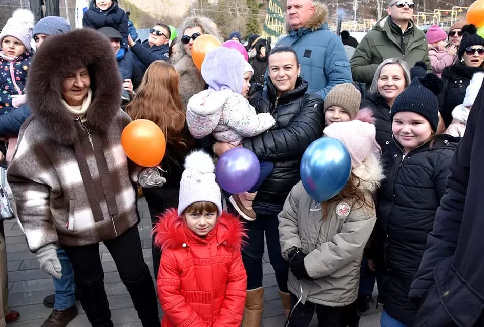 SPEKTAKL U VELIKOJ: Tisuće ljudi uz Luku Nižetića, klizalište i balone želja proslavilo „Popodnevnu Novu godinu“