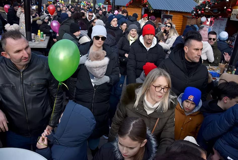 SPEKTAKL U VELIKOJ: Tisuće ljudi uz Luku Nižetića, klizalište i balone želja proslavilo „Popodnevnu Novu godinu“