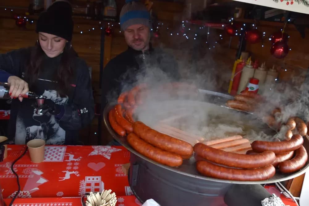 SPEKTAKL U VELIKOJ: Tisuće ljudi uz Luku Nižetića, klizalište i balone želja proslavilo „Popodnevnu Novu godinu“