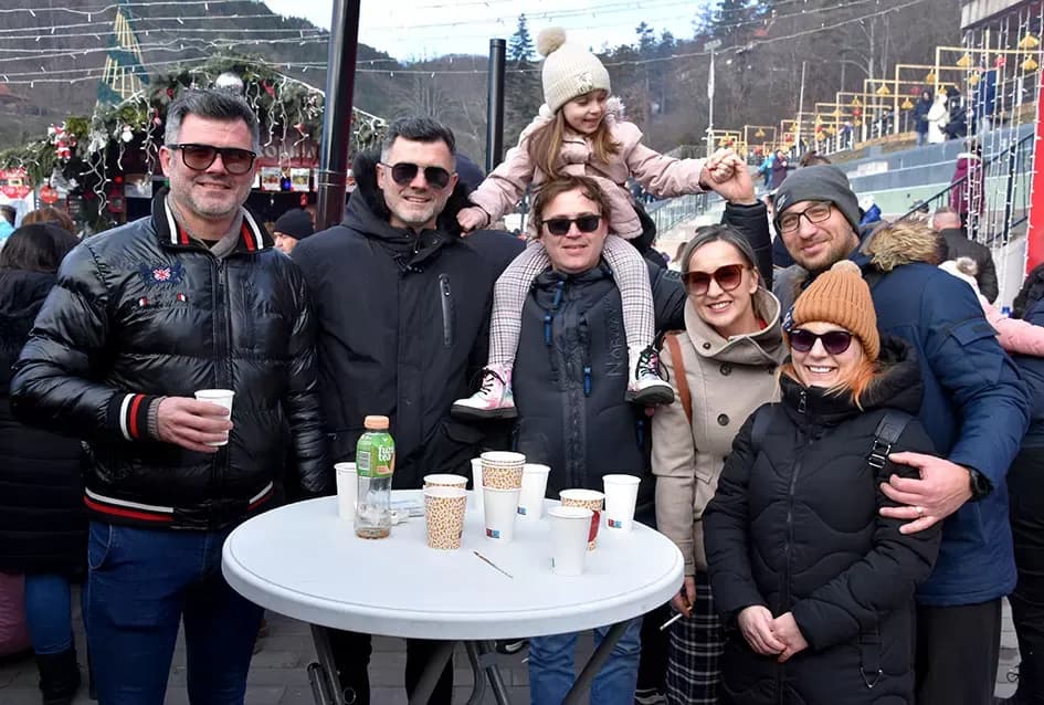 SPEKTAKL U VELIKOJ: Tisuće ljudi uz Luku Nižetića, klizalište i balone želja proslavilo „Popodnevnu Novu godinu“
