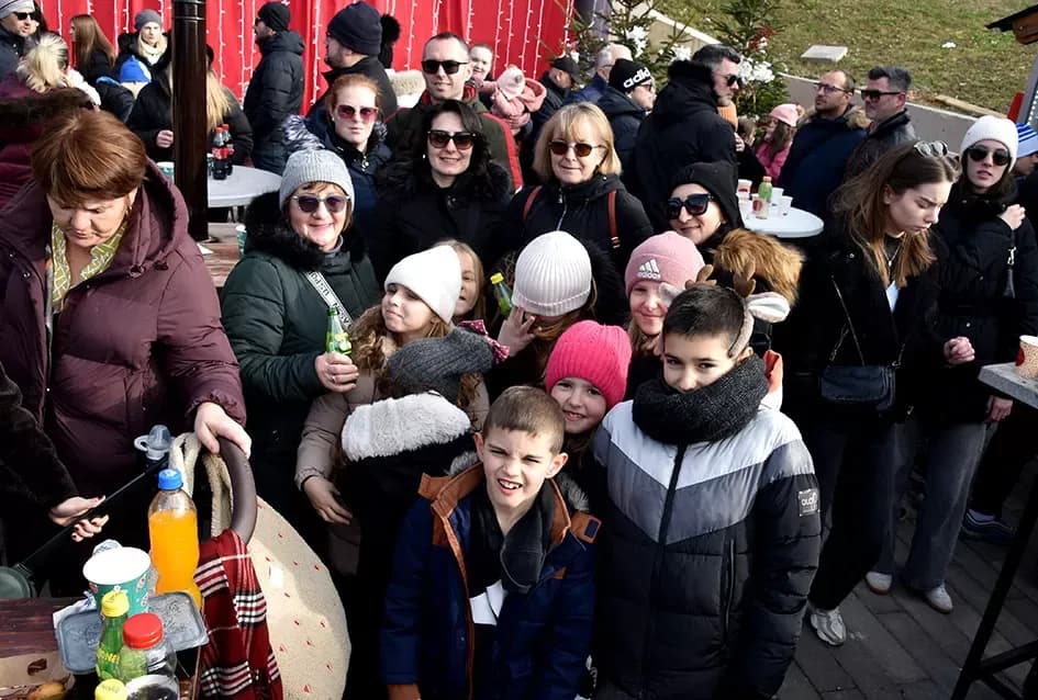 SPEKTAKL U VELIKOJ: Tisuće ljudi uz Luku Nižetića, klizalište i balone želja proslavilo „Popodnevnu Novu godinu“
