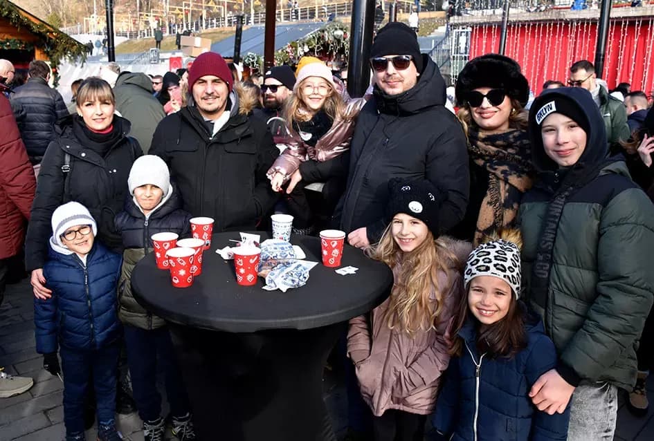 SPEKTAKL U VELIKOJ: Tisuće ljudi uz Luku Nižetića, klizalište i balone želja proslavilo „Popodnevnu Novu godinu“