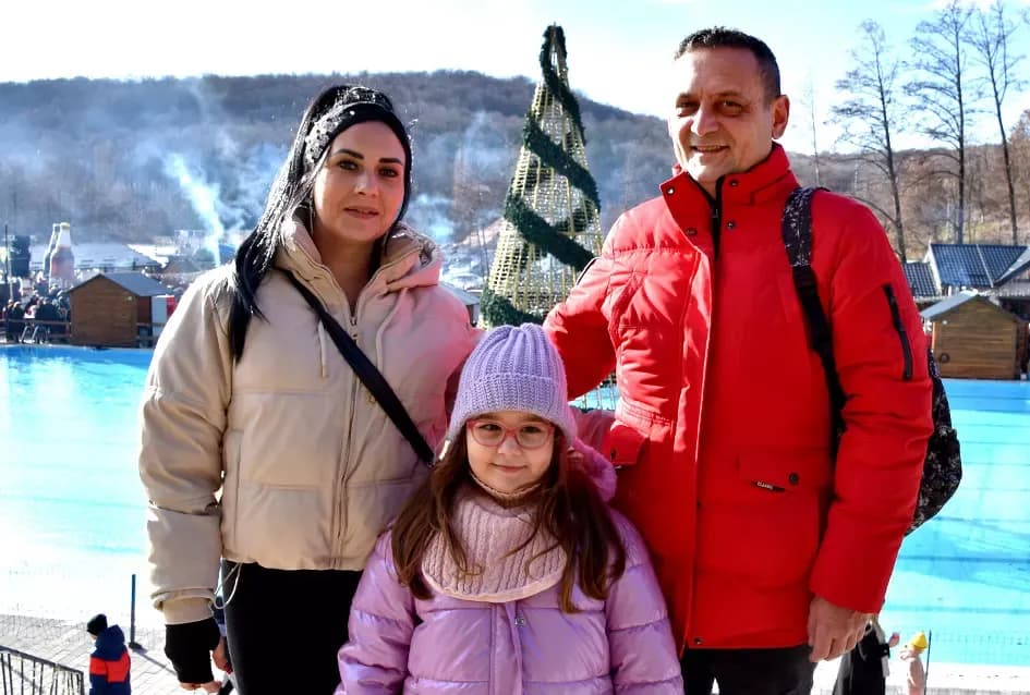 SPEKTAKL U VELIKOJ: Tisuće ljudi uz Luku Nižetića, klizalište i balone želja proslavilo „Popodnevnu Novu godinu“