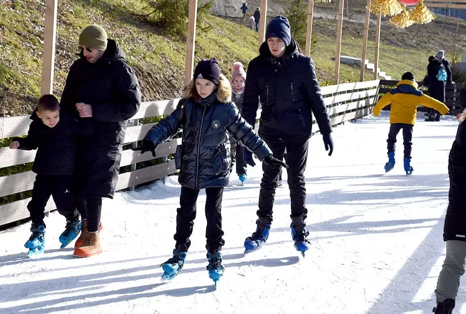 SPEKTAKL U VELIKOJ: Tisuće ljudi uz Luku Nižetića, klizalište i balone želja proslavilo „Popodnevnu Novu godinu“