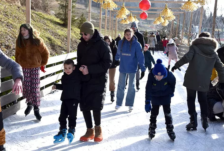 SPEKTAKL U VELIKOJ: Tisuće ljudi uz Luku Nižetića, klizalište i balone želja proslavilo „Popodnevnu Novu godinu“