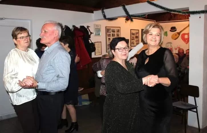 PLETERNIČKI UMIROVLJENICI: Uz glazbu, pjesmu i ples proslavili Novu godinu