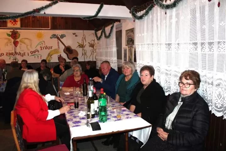 PLETERNIČKI UMIROVLJENICI: Uz glazbu, pjesmu i ples proslavili Novu godinu