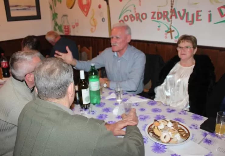 PLETERNIČKI UMIROVLJENICI: Uz glazbu, pjesmu i ples proslavili Novu godinu