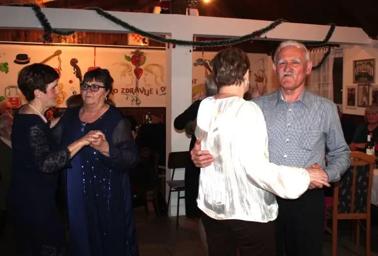 PLETERNIČKI UMIROVLJENICI: Uz glazbu, pjesmu i ples proslavili Novu godinu