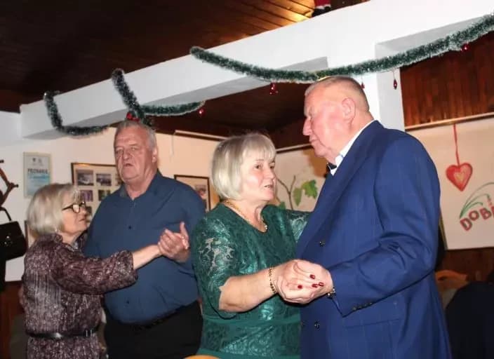 PLETERNIČKI UMIROVLJENICI: Uz glazbu, pjesmu i ples proslavili Novu godinu