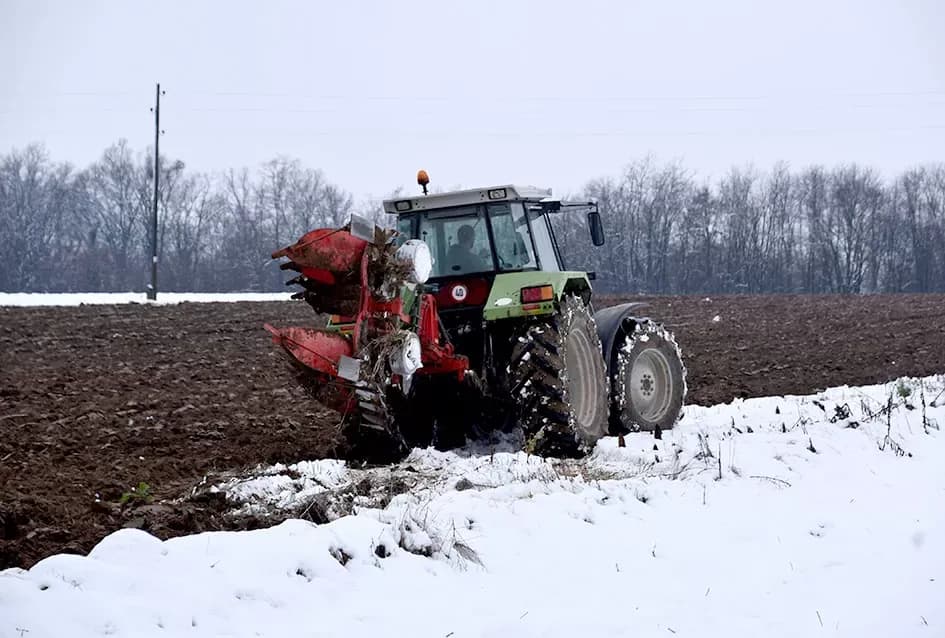 Snijeg nije zaustavio plugove: U tijeku zimsko zaoravanje