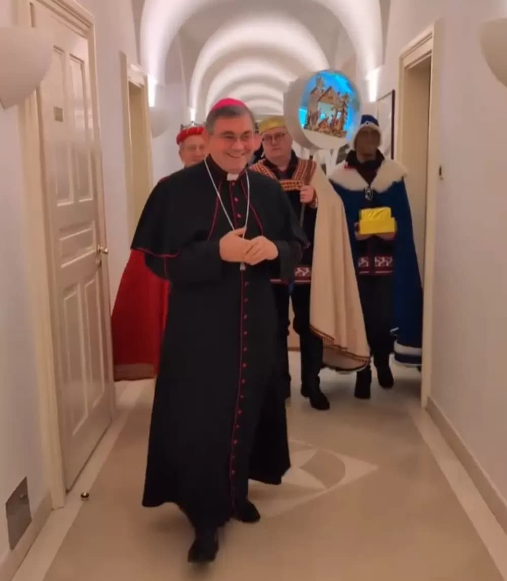 Muška pjevačka skupina HKUD-a „Slavonija“ u blagdanskom pohodu biskupu