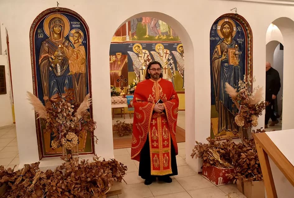Požeški pravoslavni vjernici proslavili Badnju večer paljenjem badnjaka