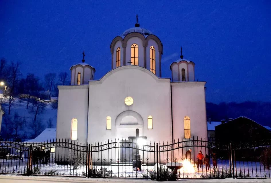Požeški pravoslavni vjernici proslavili Badnju večer paljenjem badnjaka