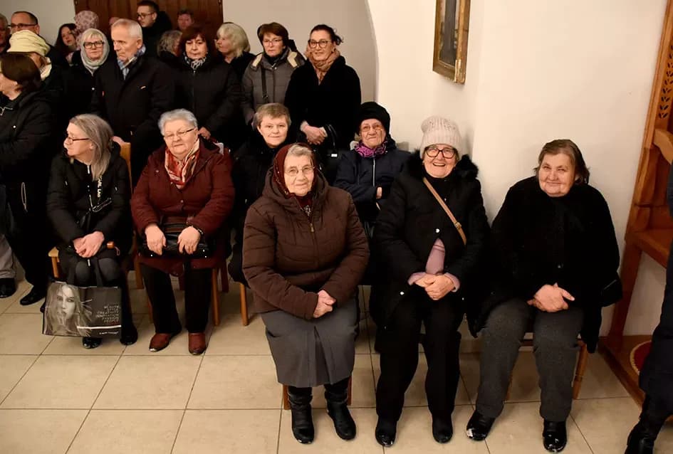Požeški pravoslavni vjernici proslavili Badnju večer paljenjem badnjaka