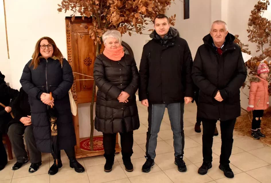 Požeški pravoslavni vjernici proslavili Badnju večer paljenjem badnjaka