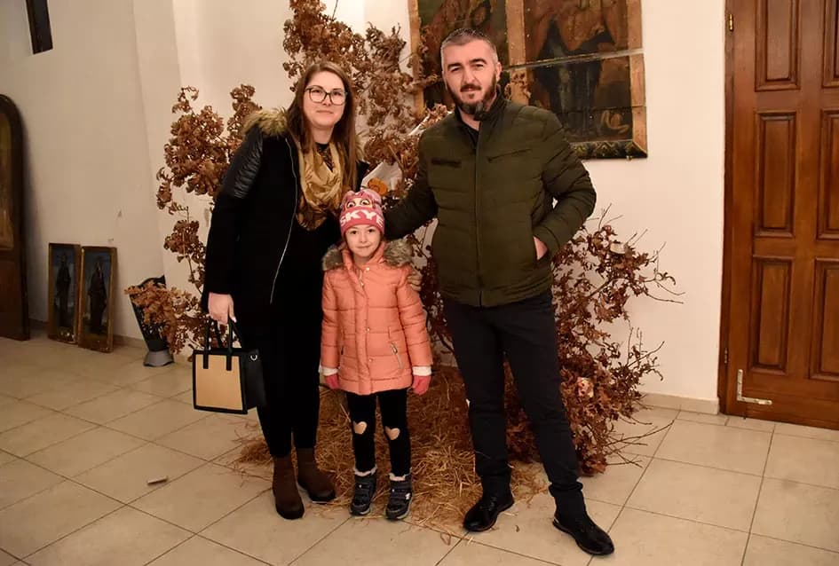 Požeški pravoslavni vjernici proslavili Badnju večer paljenjem badnjaka