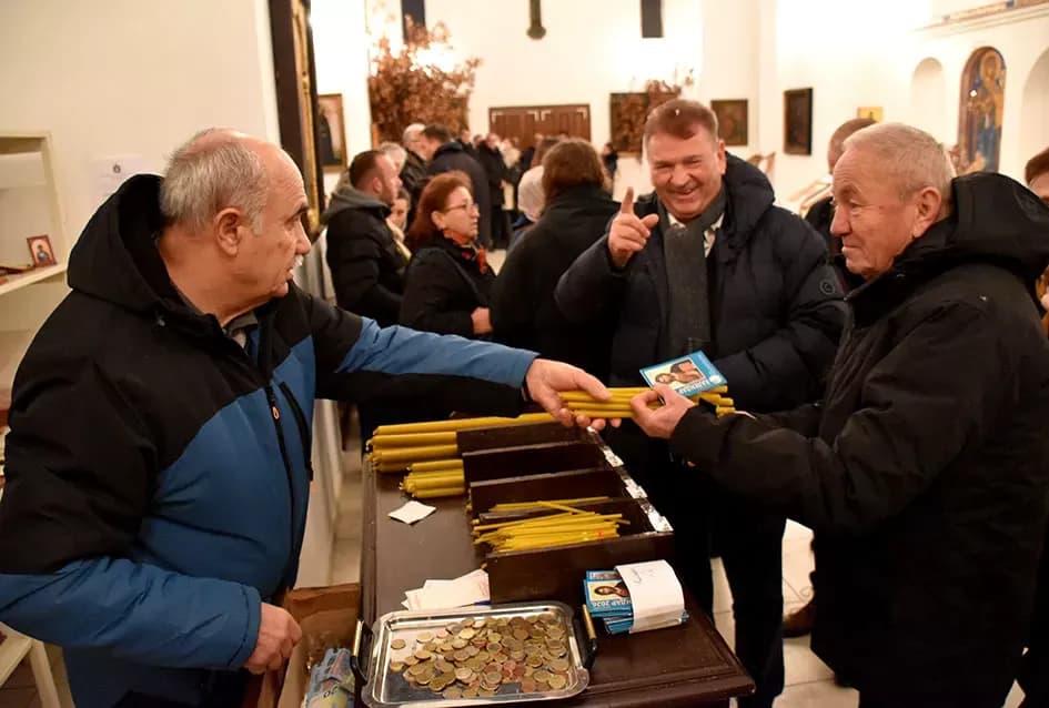 Požeški pravoslavni vjernici proslavili Badnju večer paljenjem badnjaka