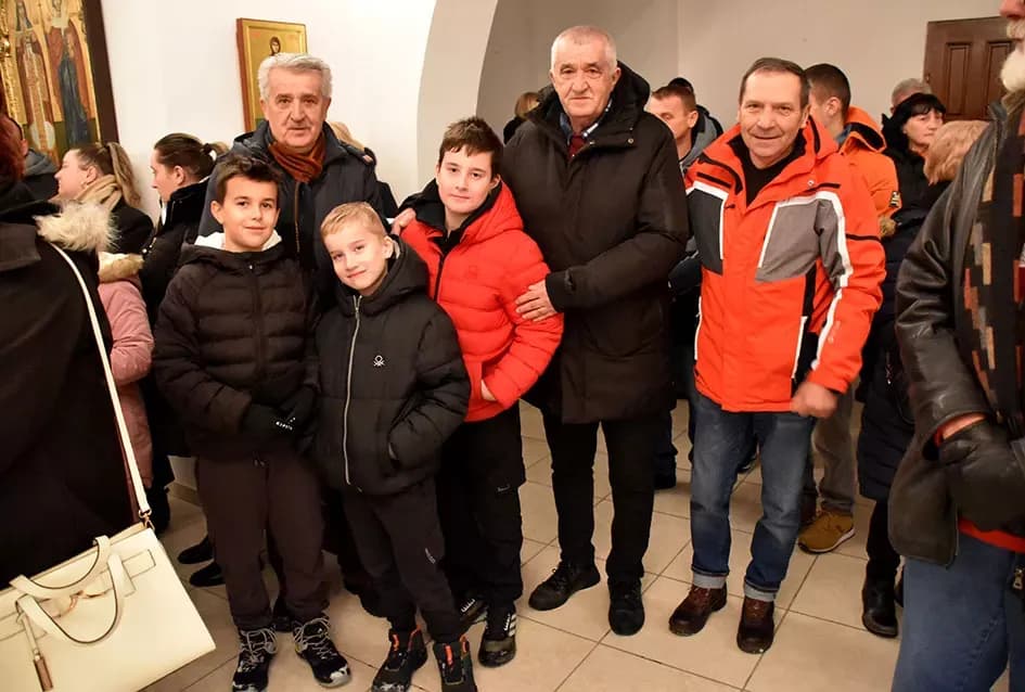 Požeški pravoslavni vjernici proslavili Badnju večer paljenjem badnjaka