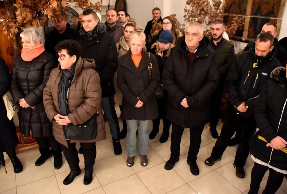 Požeški pravoslavni vjernici proslavili Badnju večer paljenjem badnjaka
