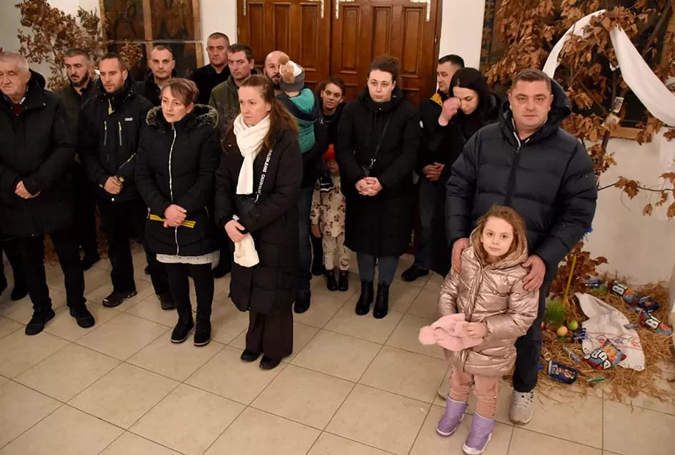 Požeški pravoslavni vjernici proslavili Badnju večer paljenjem badnjaka
