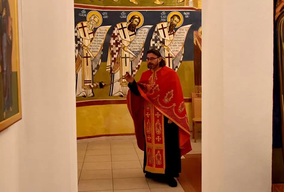 Požeški pravoslavni vjernici proslavili Badnju večer paljenjem badnjaka