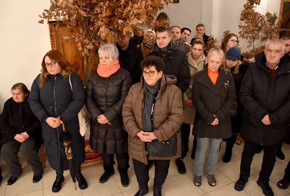 Požeški pravoslavni vjernici proslavili Badnju večer paljenjem badnjaka