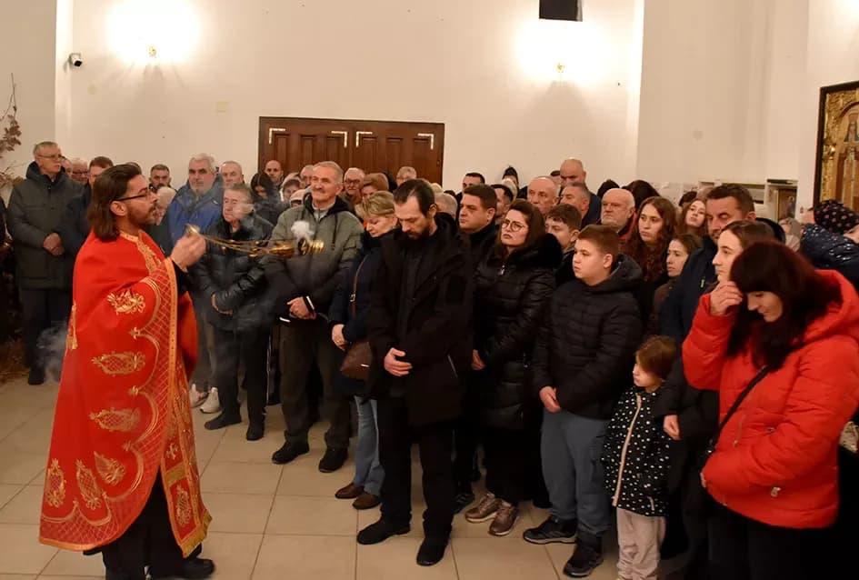 Požeški pravoslavni vjernici proslavili Badnju večer paljenjem badnjaka