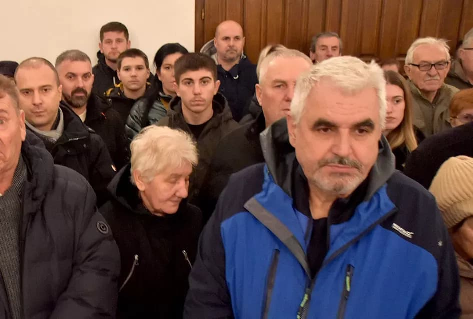 Požeški pravoslavni vjernici proslavili Badnju večer paljenjem badnjaka