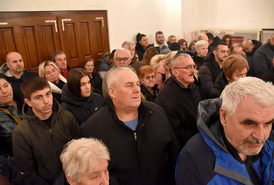 Požeški pravoslavni vjernici proslavili Badnju večer paljenjem badnjaka