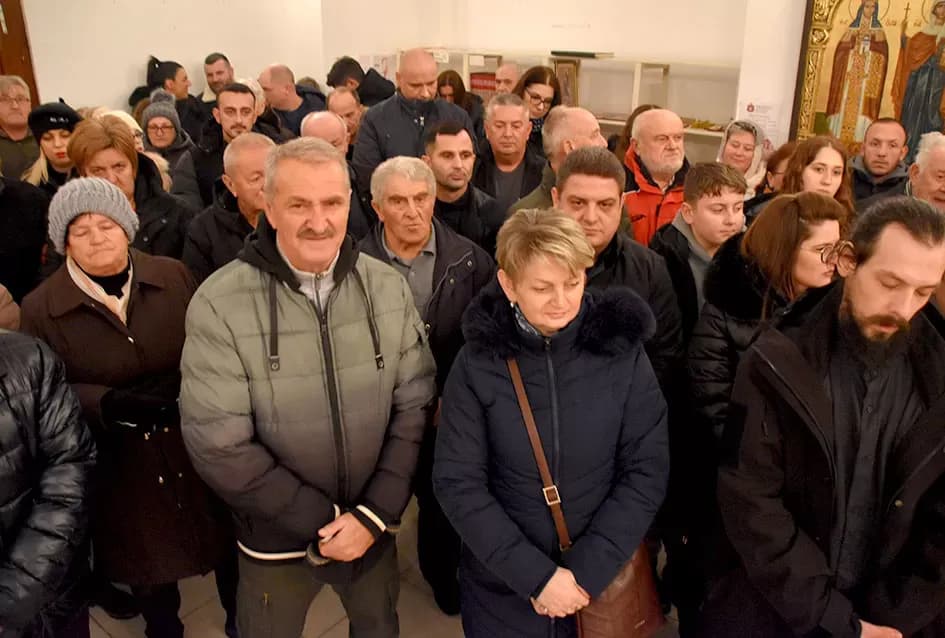 Požeški pravoslavni vjernici proslavili Badnju večer paljenjem badnjaka