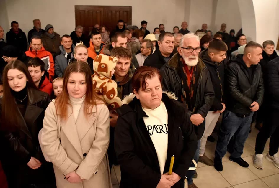 Požeški pravoslavni vjernici proslavili Badnju večer paljenjem badnjaka