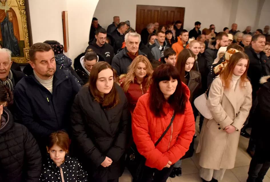 Požeški pravoslavni vjernici proslavili Badnju večer paljenjem badnjaka