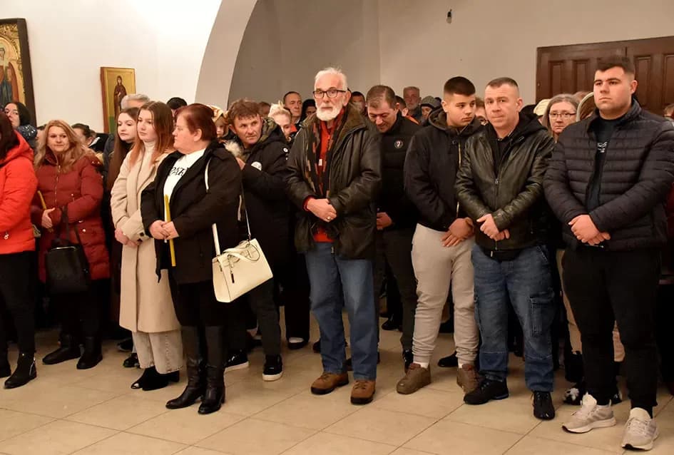 Požeški pravoslavni vjernici proslavili Badnju večer paljenjem badnjaka