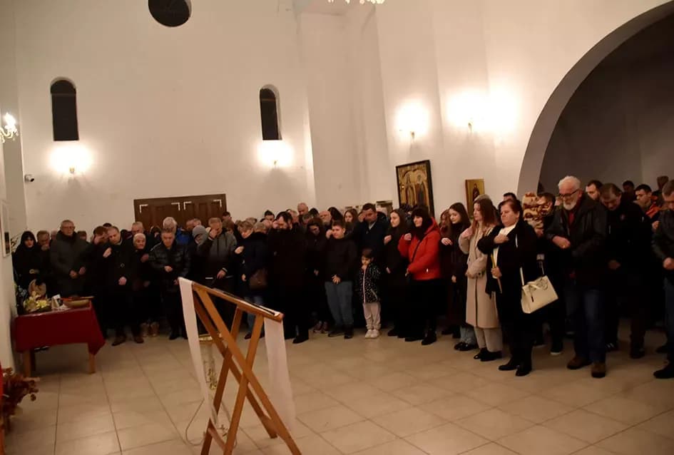 Požeški pravoslavni vjernici proslavili Badnju večer paljenjem badnjaka