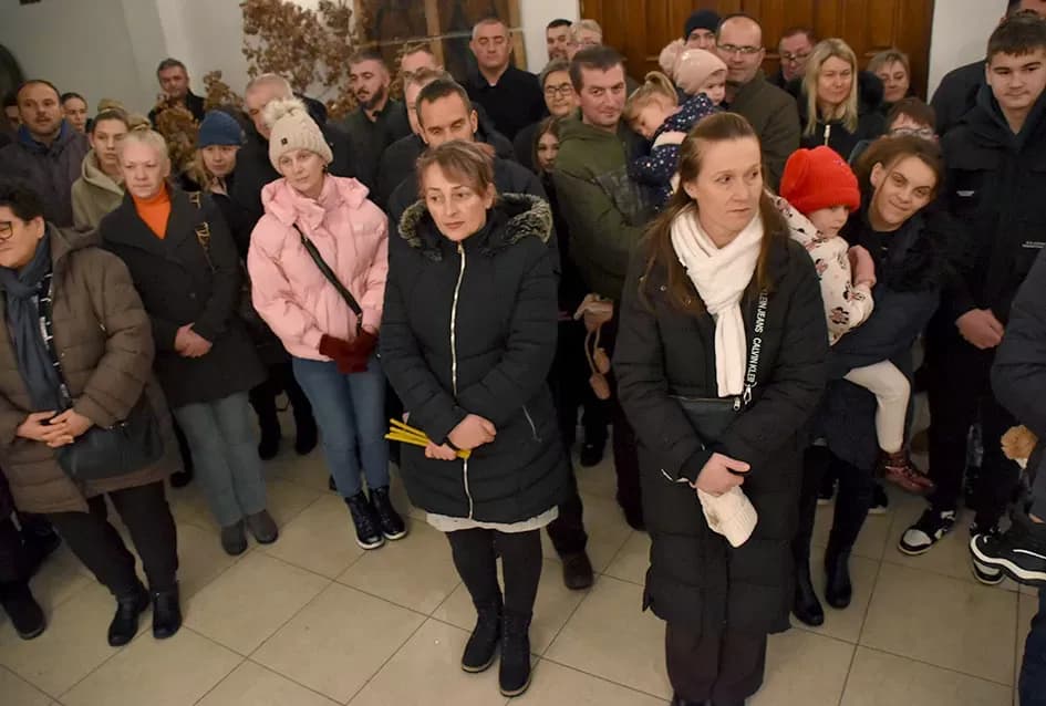 Požeški pravoslavni vjernici proslavili Badnju večer paljenjem badnjaka