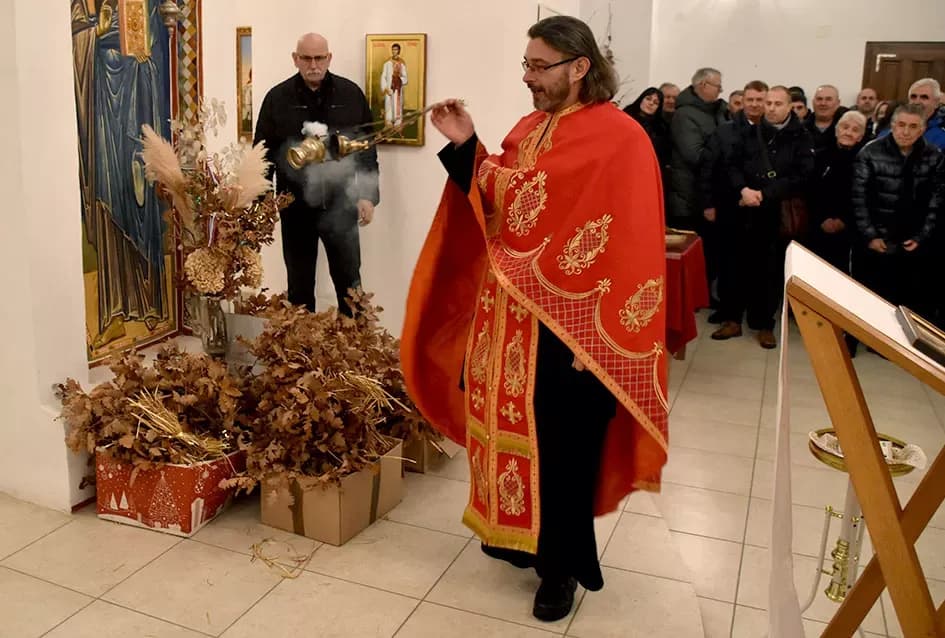 Požeški pravoslavni vjernici proslavili Badnju večer paljenjem badnjaka