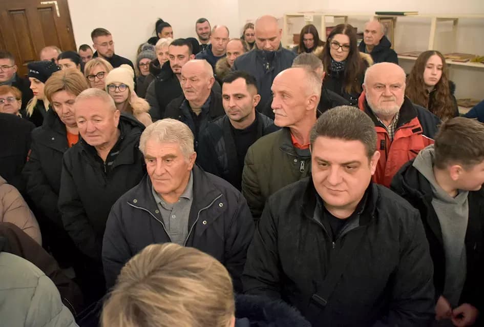 Požeški pravoslavni vjernici proslavili Badnju večer paljenjem badnjaka