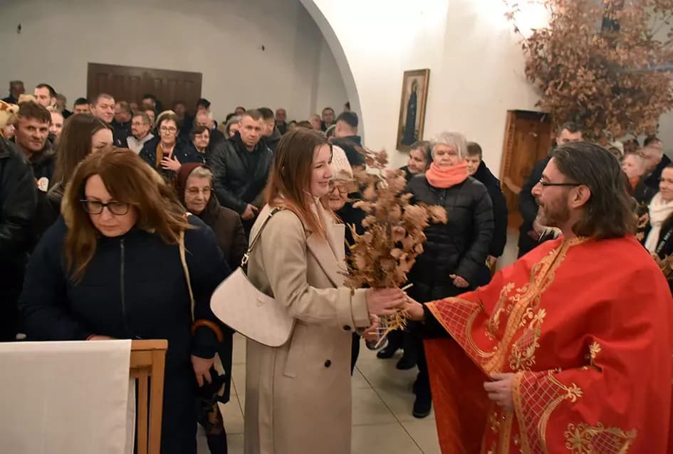 Požeški pravoslavni vjernici proslavili Badnju večer paljenjem badnjaka