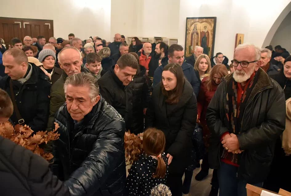 Požeški pravoslavni vjernici proslavili Badnju večer paljenjem badnjaka