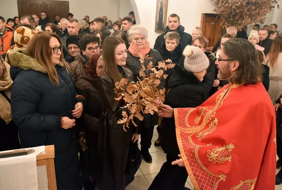 Požeški pravoslavni vjernici proslavili Badnju večer paljenjem badnjaka