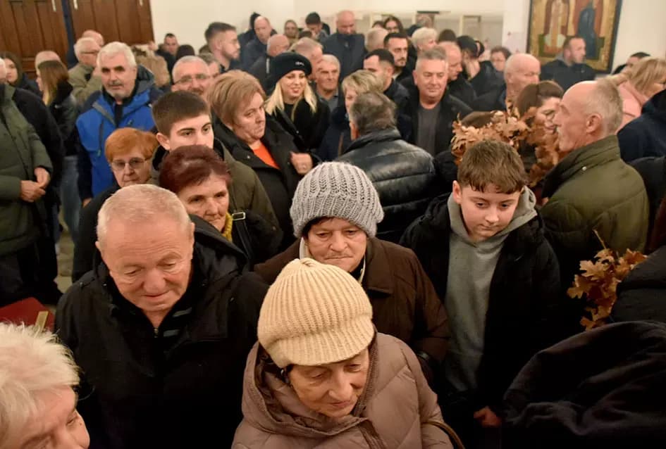 Požeški pravoslavni vjernici proslavili Badnju večer paljenjem badnjaka