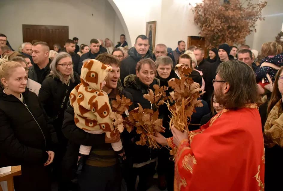 Požeški pravoslavni vjernici proslavili Badnju večer paljenjem badnjaka